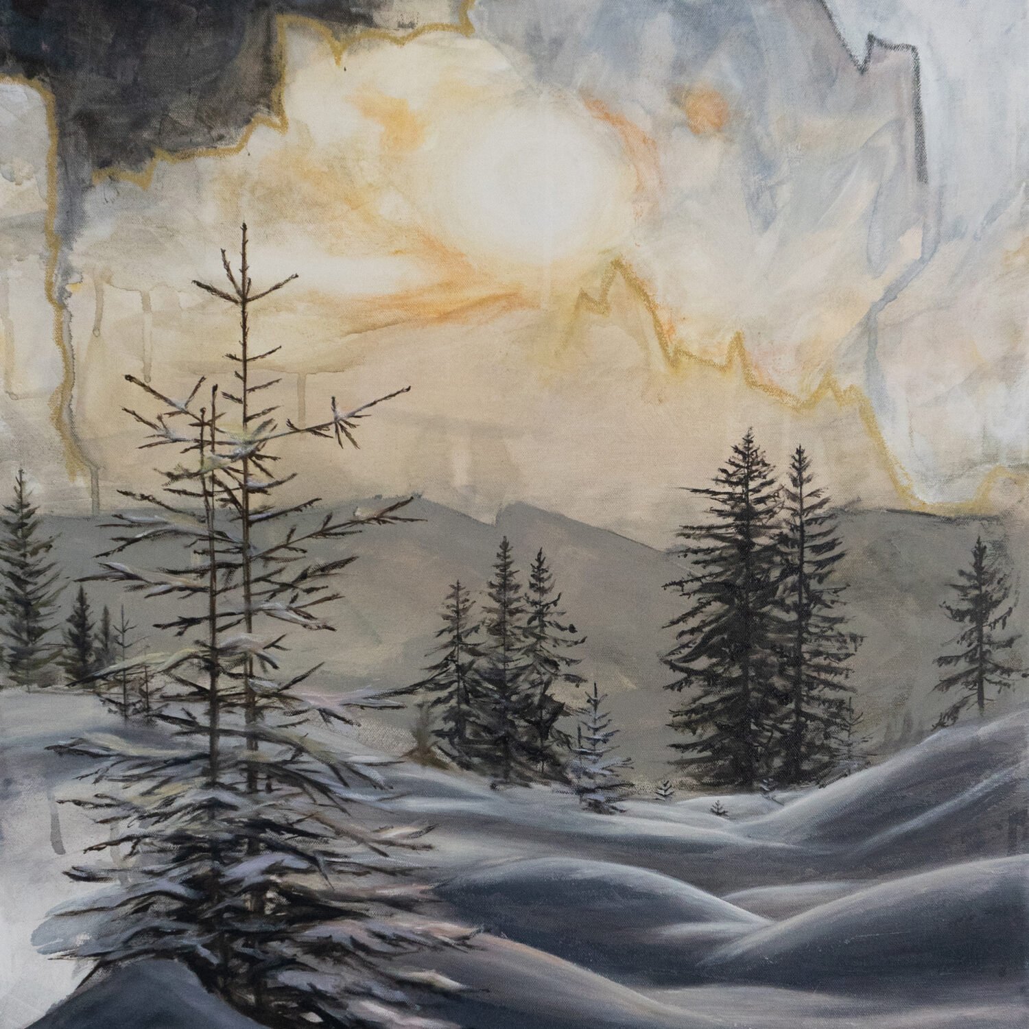 Ölgemälde von Alexandra Hörhager aus der 12-Monate-Serie: winterliche Morgenstimmung in einem verschneiten Nadelwald, filigrane schneebedeckte Fichten vor blaugrauen Schneehügeln, darüber ein warm ocker-goldener Morgenhimmel.