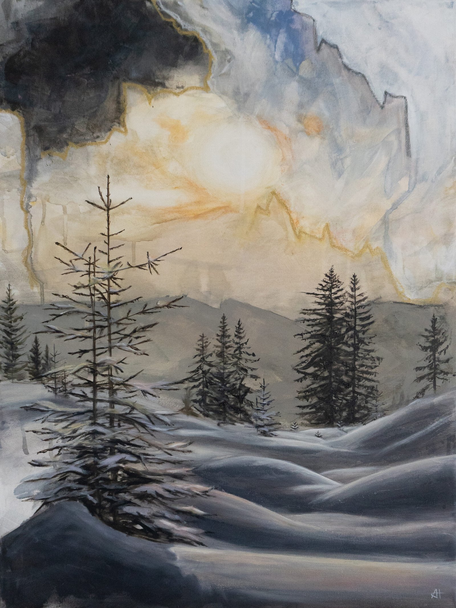 Ölgemälde von Alexandra Hörhager aus der 12-Monate-Serie: winterliche Morgenstimmung in einem verschneiten Nadelwald, filigrane schneebedeckte Fichten vor blaugrauen Schneehügeln, darüber ein warm ocker-goldener Morgenhimmel.