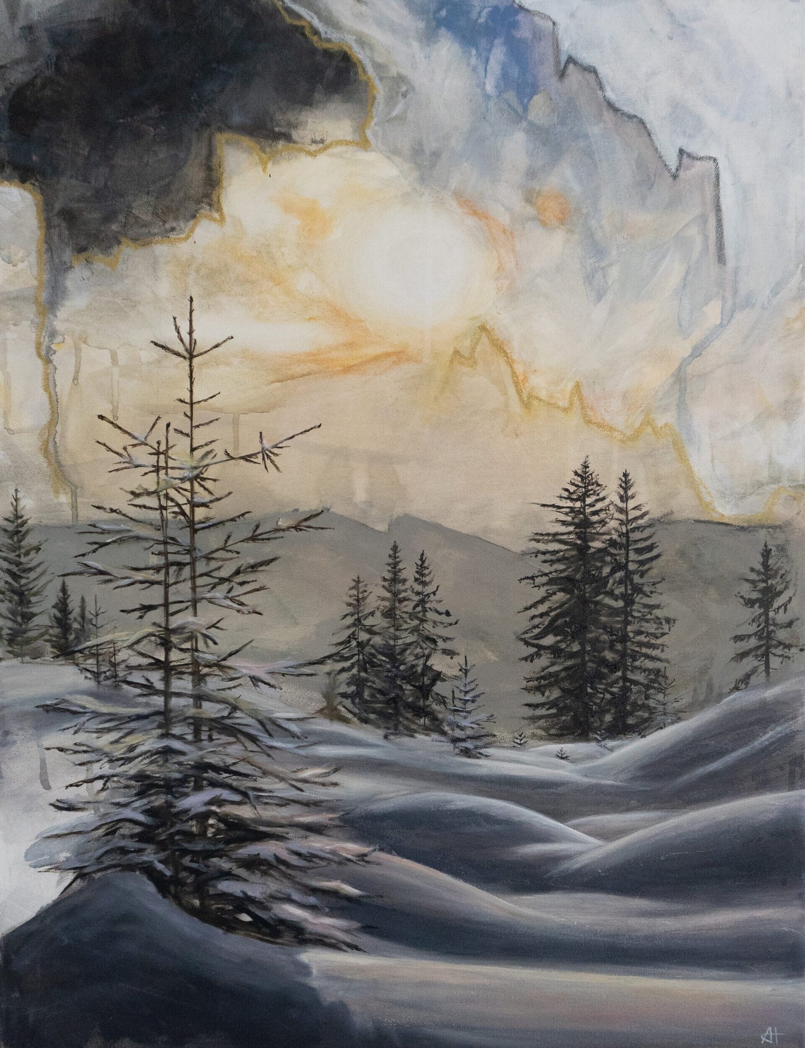 Ölgemälde von Alexandra Hörhager aus der 12-Monate-Serie: winterliche Morgenstimmung in einem verschneiten Nadelwald, filigrane schneebedeckte Fichten vor blaugrauen Schneehügeln, darüber ein warm ocker-goldener Morgenhimmel.