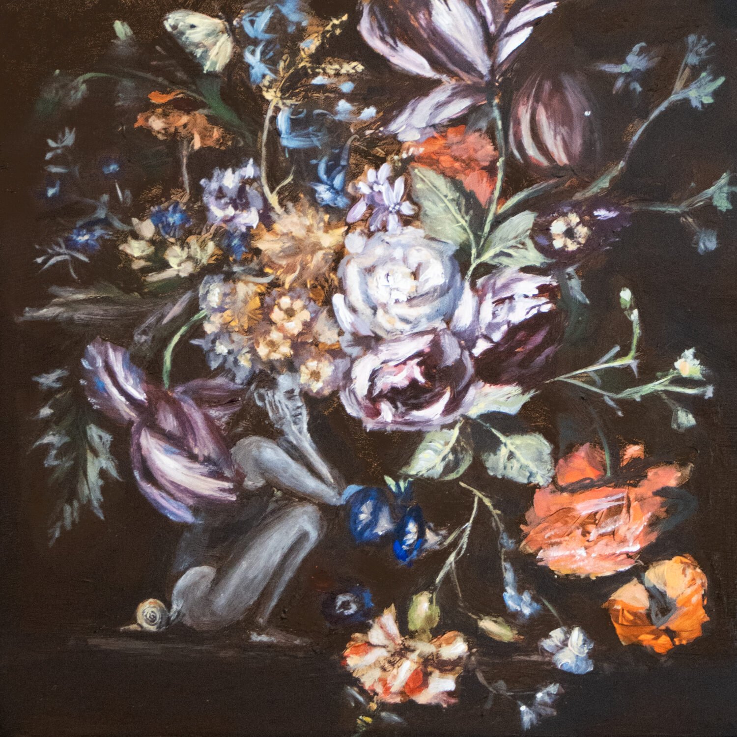 Ölgemälde eines üppigen Blumenstilllebens von Alexandra Hörhager im Stil der alten niederländischen Meister: ein voller Strauß aus Rosen, Tulpen und Wildblumen in Violett, Weiß, Orange und Blau vor tiefdunklem Grund, mit gefallenen Blüten und einer Schnecke.