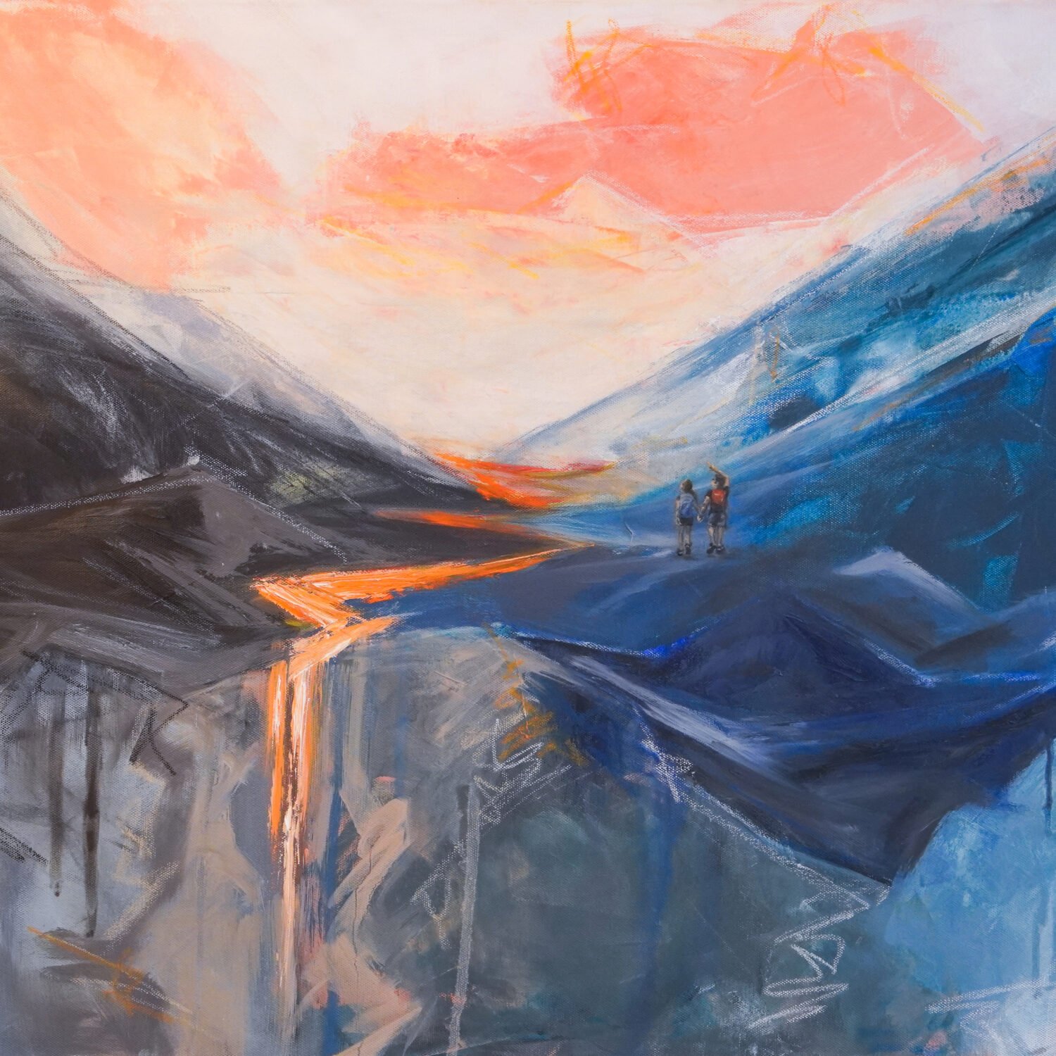 Abstraktes Ölgemälde von Alexandra Hörhager aus der Active Abstract Series: zwei Wandernde stehen auf einem Bergrücken und blicken in ein Tal zwischen blauen Gipfeln, über dem ein koralleroter Sonnenaufgangshimmel leuchtet.