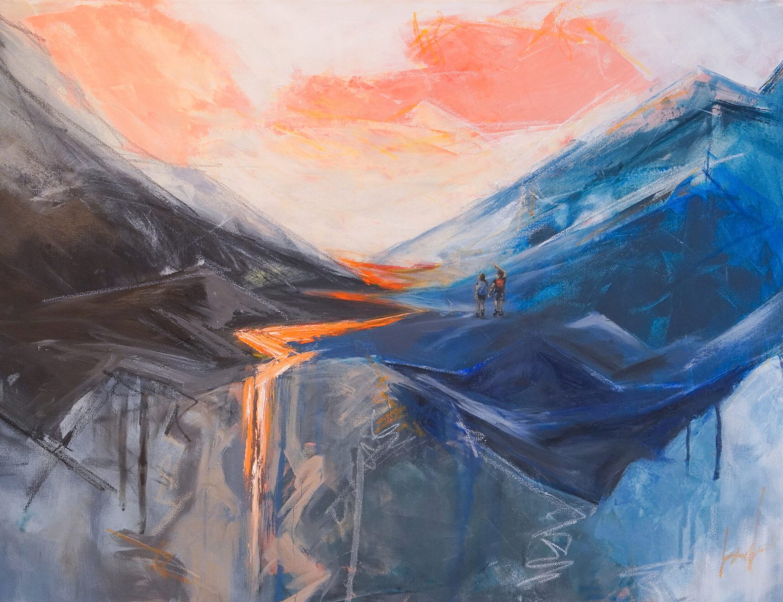 Abstraktes Ölgemälde von Alexandra Hörhager aus der Active Abstract Series: zwei Wandernde stehen auf einem Bergrücken und blicken in ein Tal zwischen blauen Gipfeln, über dem ein koralleroter Sonnenaufgangshimmel leuchtet.