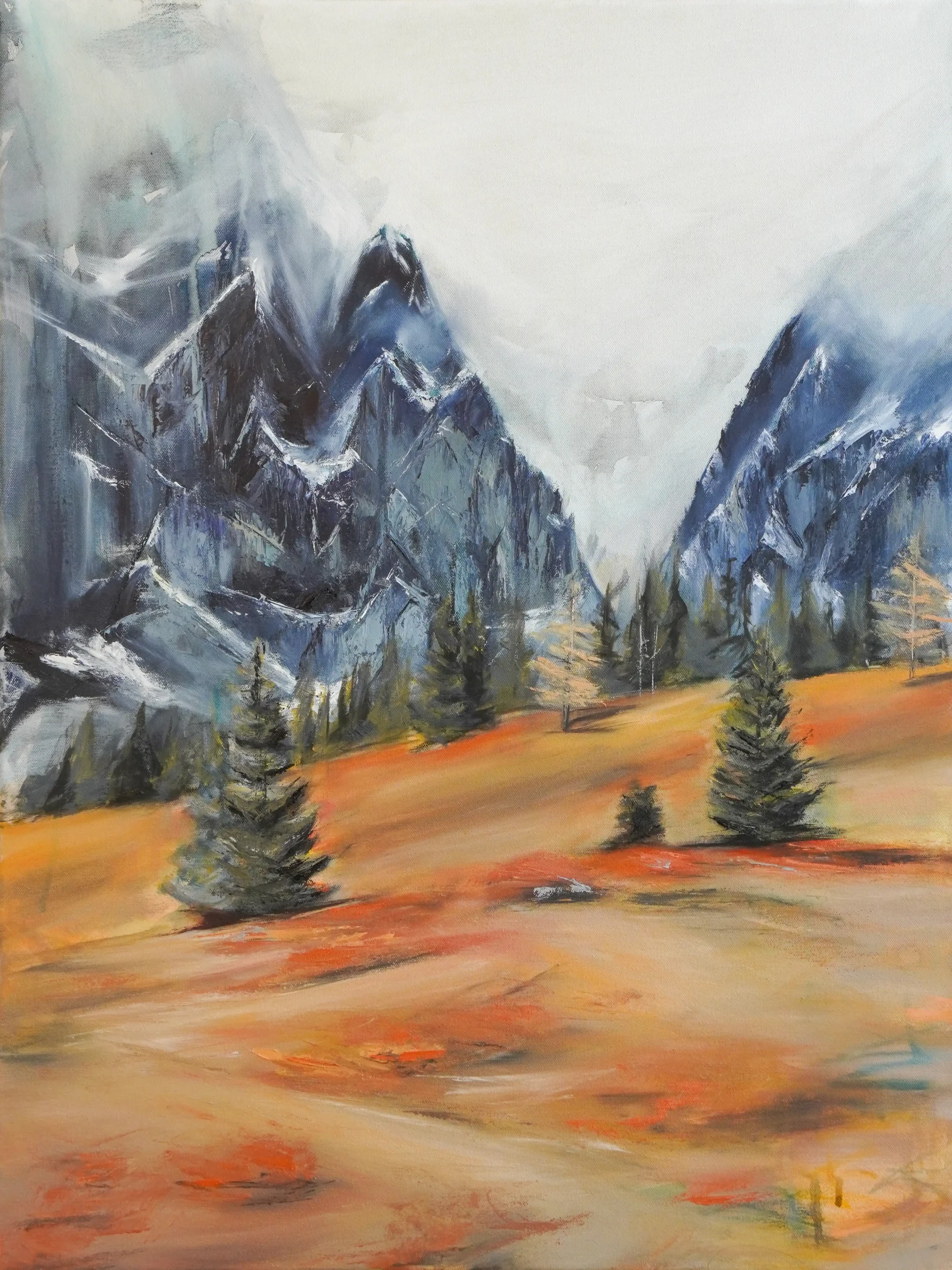 Ölgemälde von Alexandra Hörhager aus der 12-Monate-Serie: eine Vorfrühlings-Berglandschaft mit nebelverhangenen, schroffen Felsgipfeln in Blaugrau und einer warmen ocker-orangefarbenen Wiese mit einzelnen Nadelbäumen im Vordergrund.