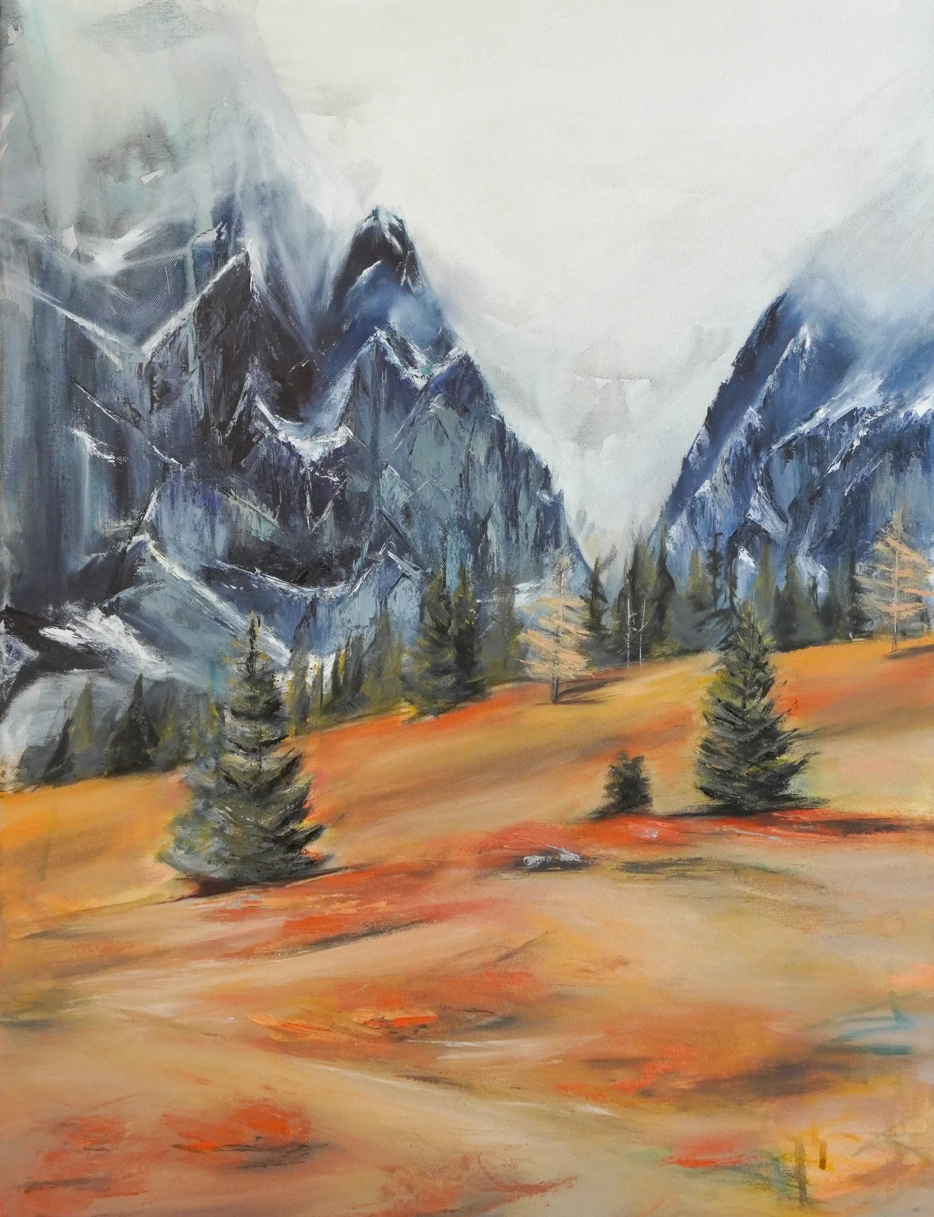 Ölgemälde von Alexandra Hörhager aus der 12-Monate-Serie: eine Vorfrühlings-Berglandschaft mit nebelverhangenen, schroffen Felsgipfeln in Blaugrau und einer warmen ocker-orangefarbenen Wiese mit einzelnen Nadelbäumen im Vordergrund.